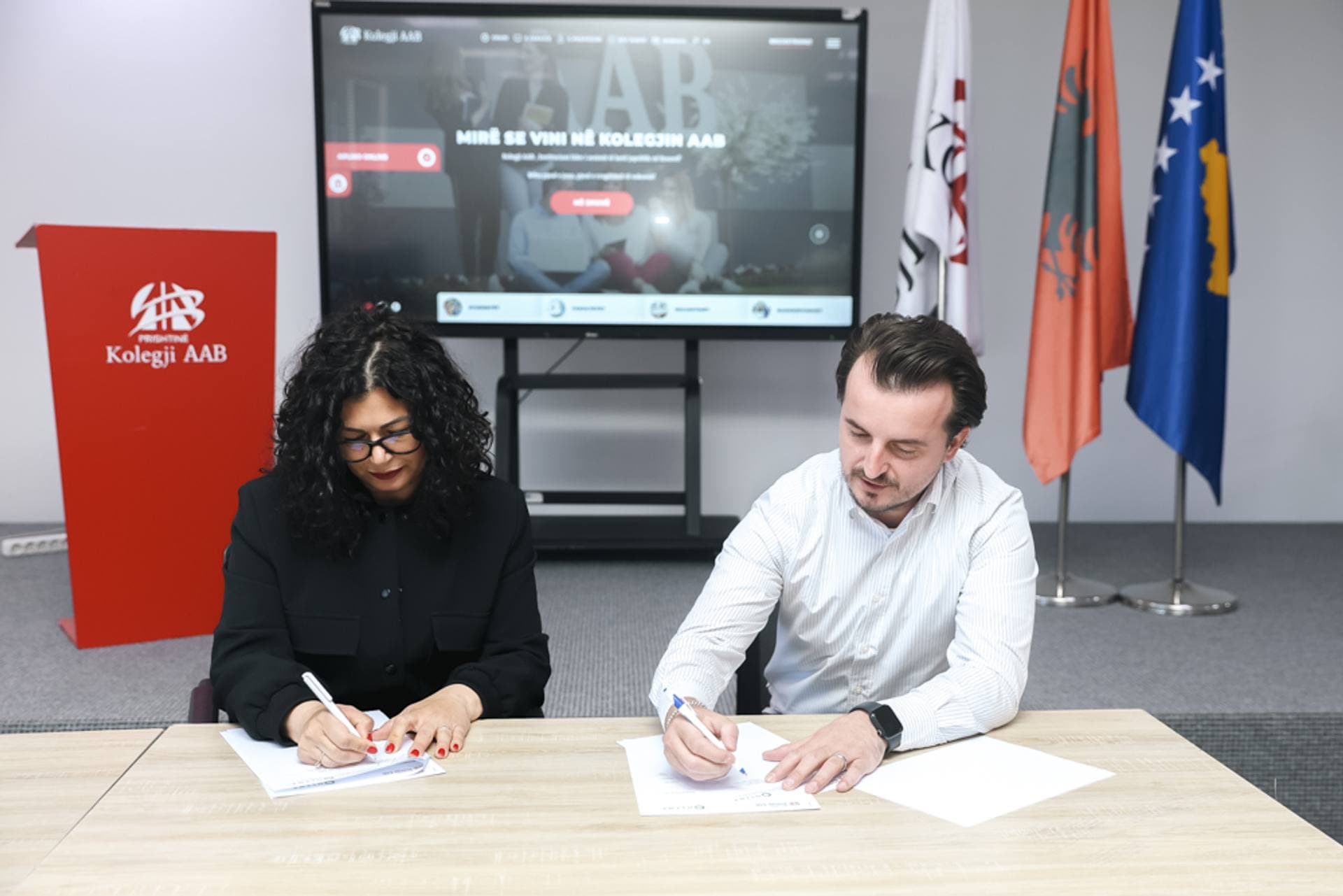 La doyenne Aida Alla et le directeur Jeton Aliu signent l'accord de coopération entre le Collège AAB et OLYMP BPO