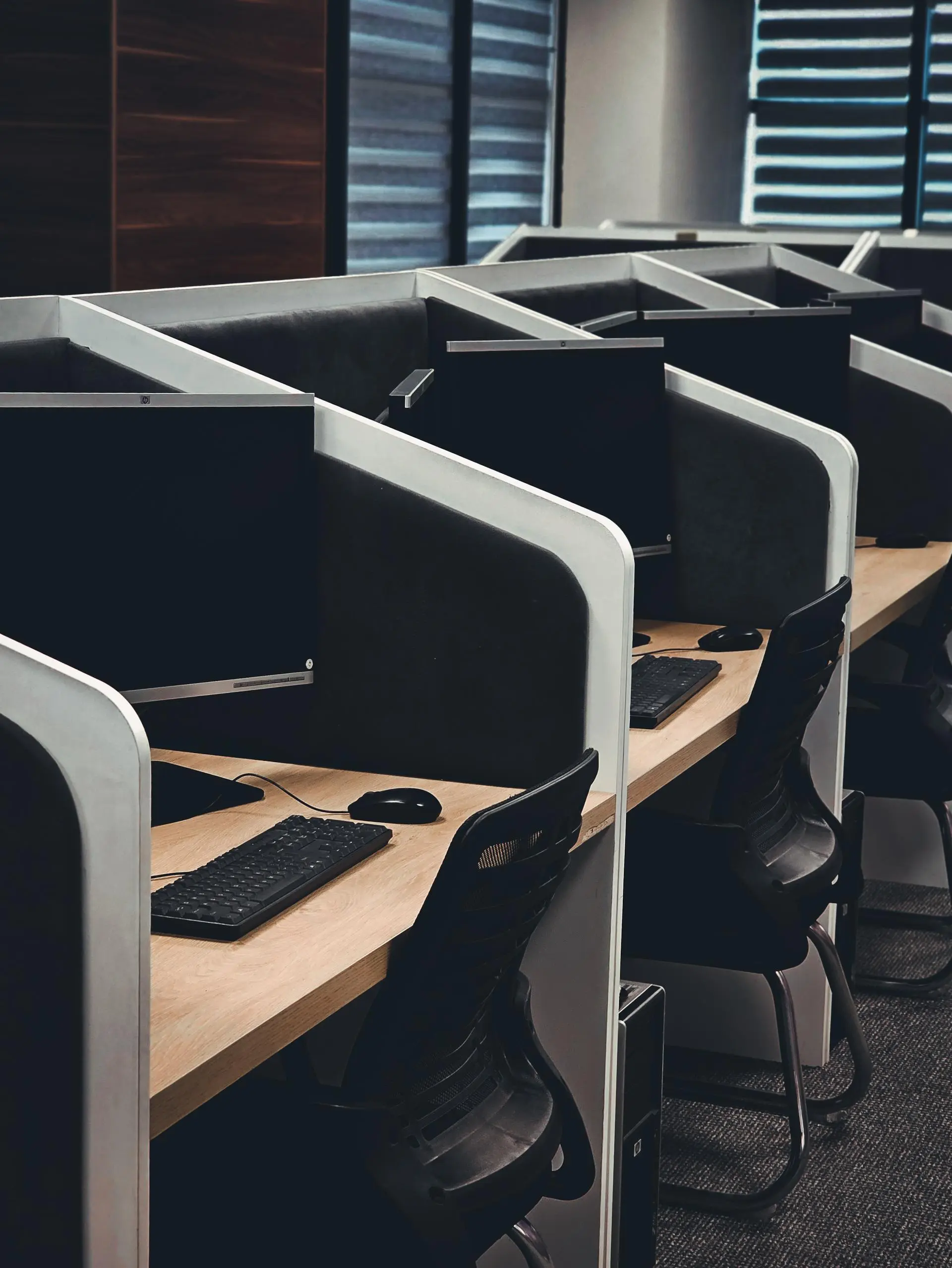Espacio de trabajo de OLYMP BPO en Pristina con puestos listos para su equipo dedicado